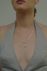 Ikonische Halskette mit menschlichem Herz, Silber (mittel)